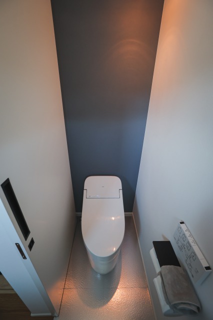 メタル調のフロアタイルがアクセントの2階トイレ