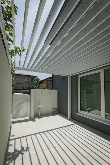 開閉式のルーバータイプのテラス屋根
