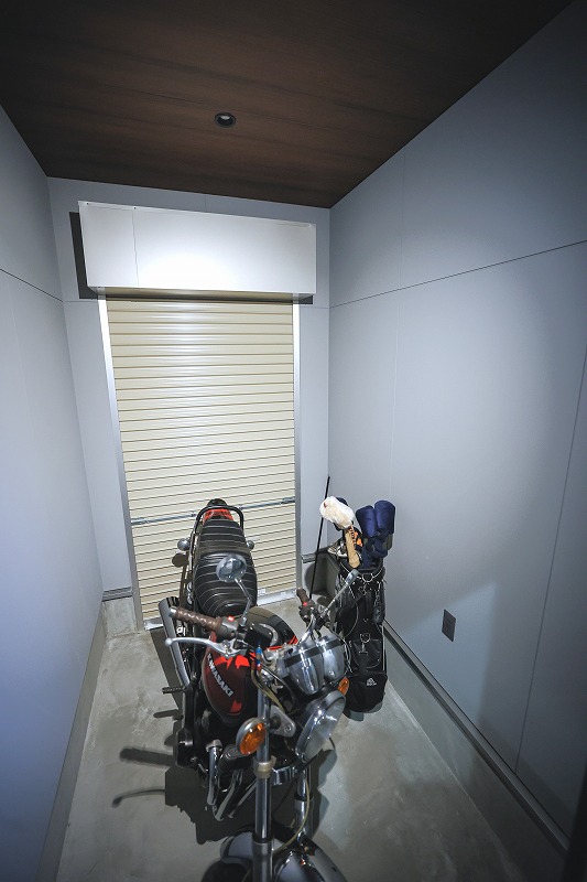 バイクガレージは、外部と玄関が繋がっているので出し入れが簡単。