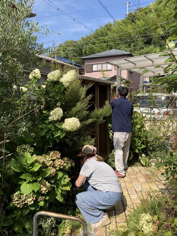 お庭の綺麗なお家の物置を据えかえに現場監督と行ってきました。 画像