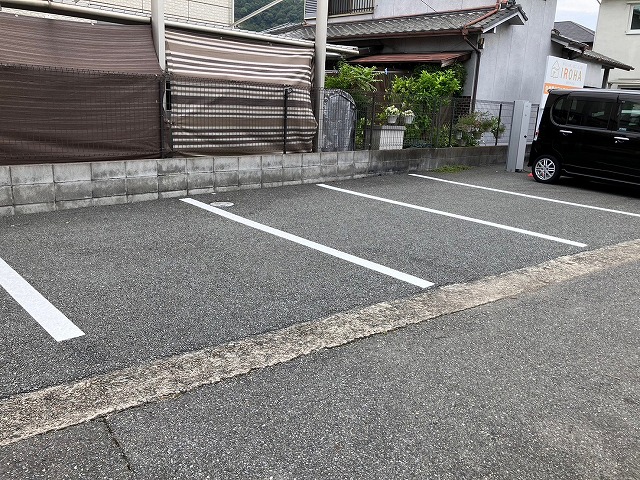 いろはの事務所の駐車場にスタッフみんなで白線引いてみました 画像
