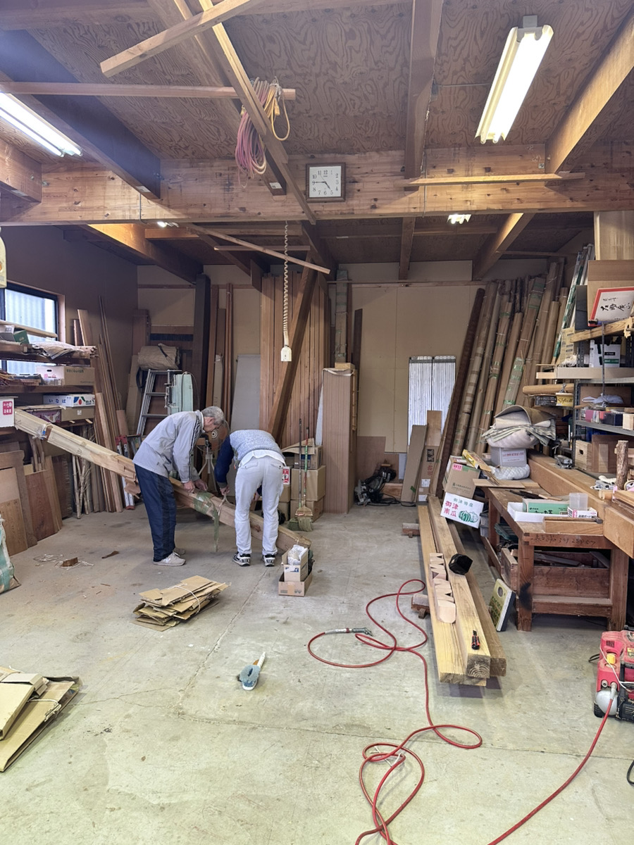 大工小屋で見つけた貴重な木材 画像