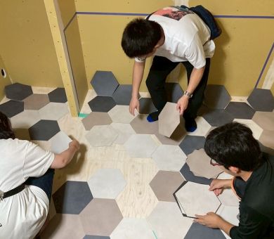 キッチンの床のフロアタイルの配色をお客様と現場で並べてきました アイキャッチ画像