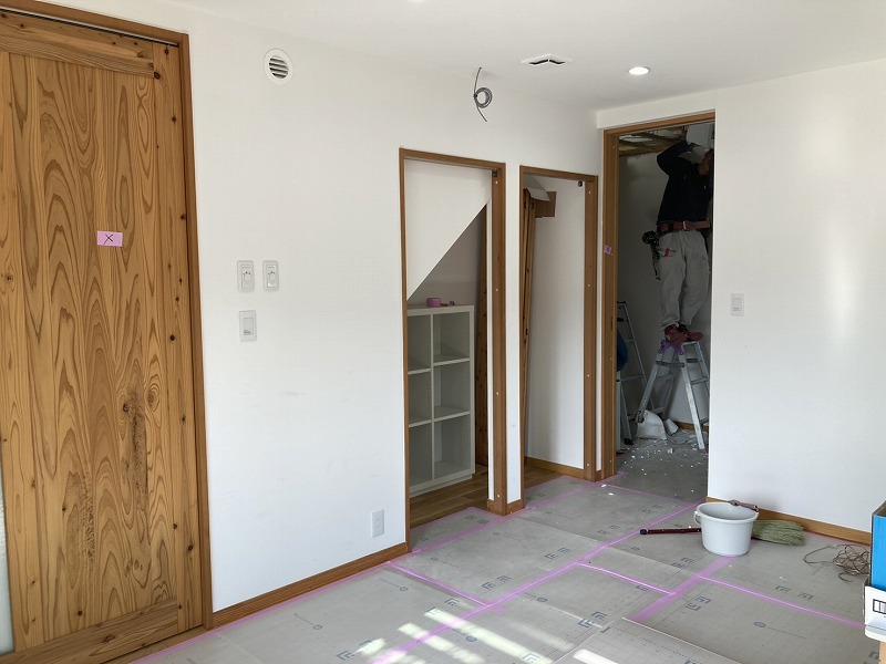 建築工房いろはによる注文住宅の施工現場で、階段下収納や天井作業が進行中の室内リノベーションの様子を写した写真。
