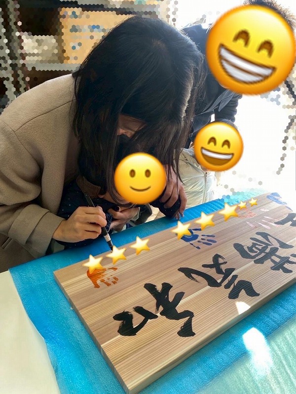 家づくりイベントの一環として、建築工房いろはが企画した木板への手形制作の様子を写した写真で、注文住宅や工務店の地域交流を表現している。