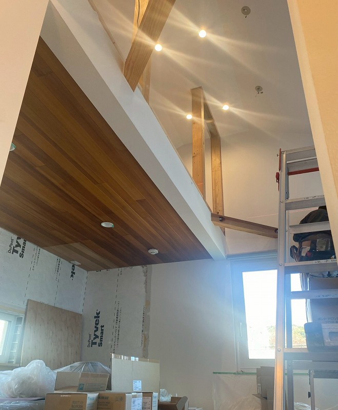 ロフトの拡張現場で、内装工事が進む様子。