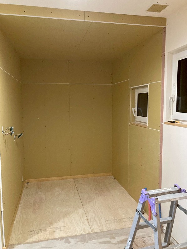 UB撤去後、石膏ボード施工と電気配線工事が進む家づくり現場の様子。