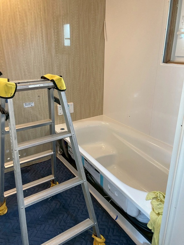 浴室リフォーム中の解体写真で、施工過程を示す。