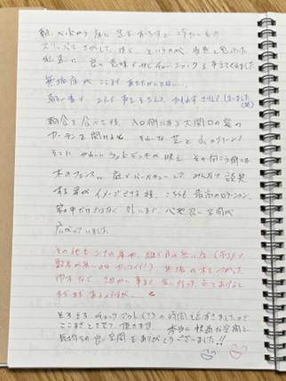 建築工房いろはの体験宿泊ノートに、お客様が室温や湿度の快適さ、無垢材の心地よさなどを手書きで記した感想ページを撮影した写真で、注文住宅の住み心地を伝える記録。