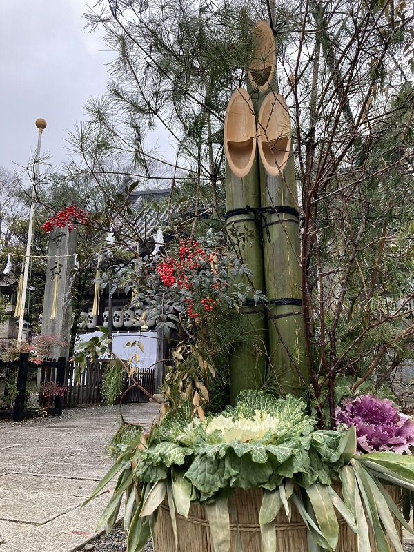 冬の神社参道に設置された門松が、日本の伝統文化と季節感を映し出している。