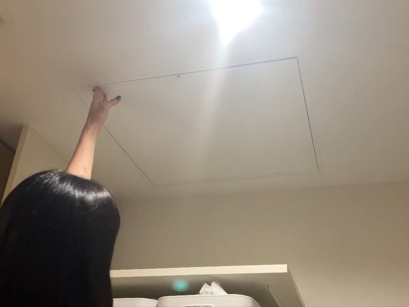 ALTテキスト（社名オプション：建築工房いろは）：
建築工房いろはが家づくりや注文住宅のメンテナンス工程として、天井点検口に手を伸ばし扉を閉める様子を写した写真で、住宅会社や工務店による住まいのメンテナンス作業を客観的に示す内容。