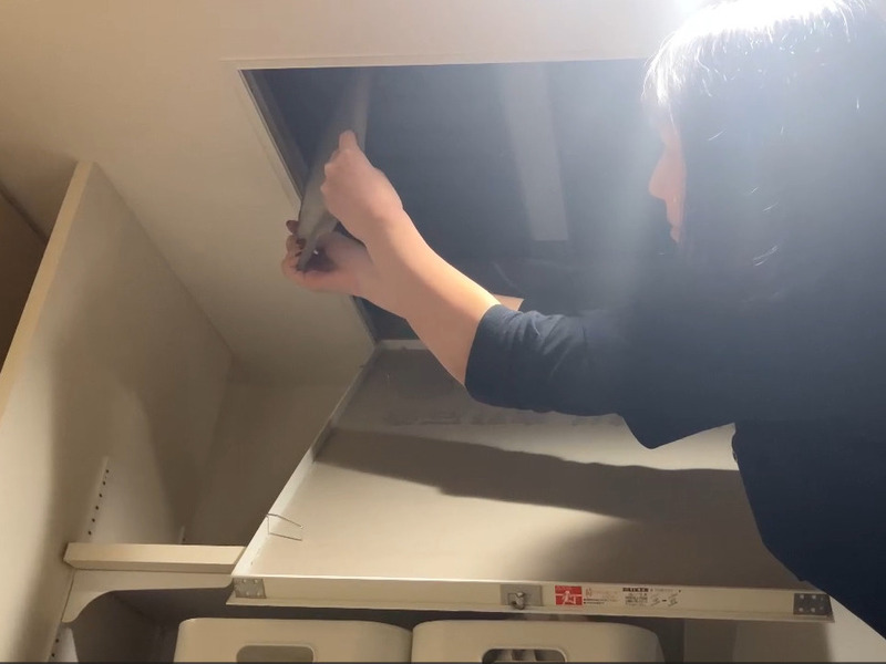 ALTテキスト（社名オプション：建築工房いろは）：
建築工房いろはが家づくりや注文住宅のメンテナンス工程として、天井点検口に手を伸ばして作業している様子を写した写真で、住宅会社や工務店の住まいのメンテナンスを客観的に示す内容。