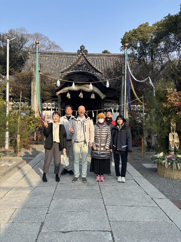 建築工房いろはのスタッフが正月の神社参拝で集合し、注文住宅や家づくりへの想いを新たにする様子が写る。