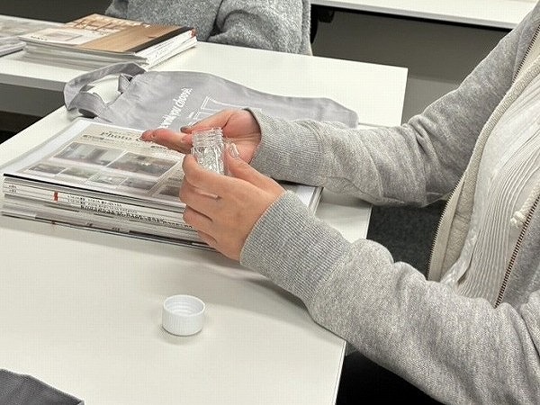 建築工房いろはのスタッフが家づくりの知識向上のために参加したリクシル主催の建具セミナーで、注文住宅に用いる建材サンプルを手に取り質感や仕様を確認している様子を撮影した写真。