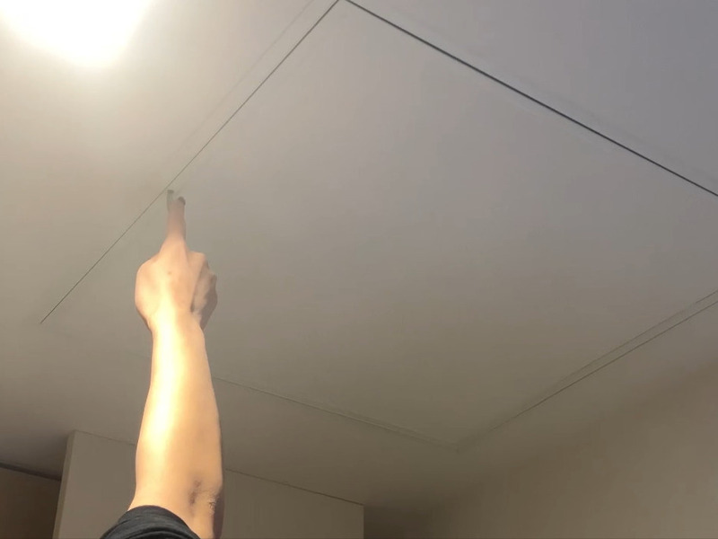 ALTテキスト（社名オプション：建築工房いろは）：
天井の点検口を指し示す腕の様子を写した写真で、建築工房いろはが家づくりや注文住宅の点検・メンテナンス工程を示す場面として、住宅会社や工務店の住まいづくりに関連する内容を客観的に伝える一枚。