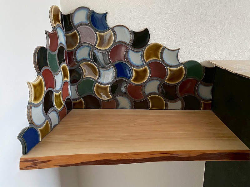 注文住宅の現場で、建築工房いろはが施工した造作棚といちょう型タイルを組み合わせた手洗いスペースの仕上がりを確認する様子が写された写真で、家づくりにおける素材選びや空間デザインの工夫が伝わる。