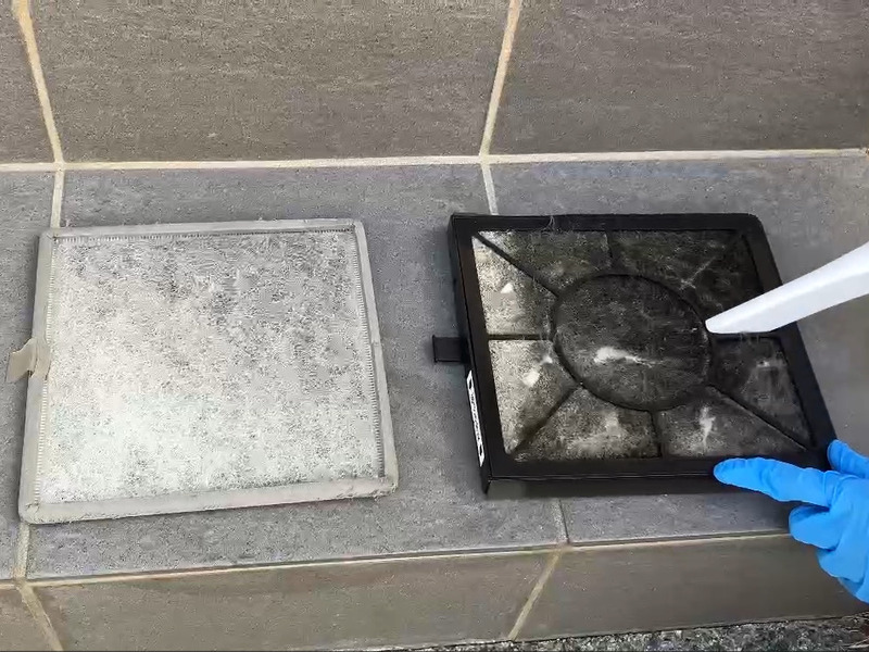 ALTテキスト（社名オプション：建築工房いろは）：
建築工房いろはが家づくりや注文住宅のメンテナンス工程として、タイル上に並べたホコリの付着した空気清浄機フィルターを手袋と道具で確認している様子を写した写真で、住宅会社や工務店の点検作業を客観的に示す内容。