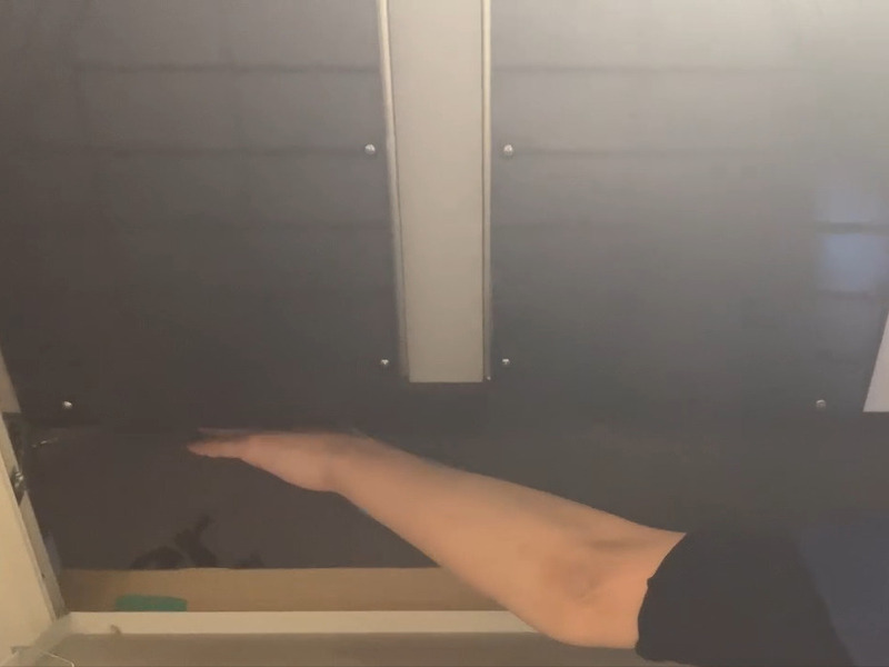 ALTテキスト（社名オプション：建築工房いろは）：
建築工房いろはが家づくりや注文住宅の点検作業として、収納内部のパネルに手を伸ばして確認している様子を写した写真で、住宅会社や工務店のメンテナンス工程を客観的に示す内容。
