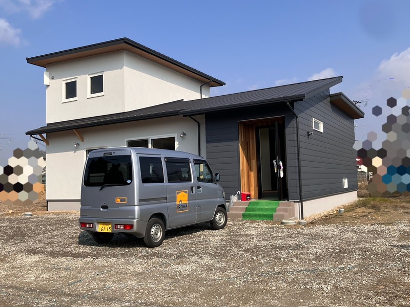 白とダークグレーを基調とした二階建ての注文住宅の前に、建築工房いろはのロゴ入り作業車が停まっている様子を写した写真で、家づくりや住宅会社、工務店の施工事例として利用できる内容を客観的に示す一枚です。