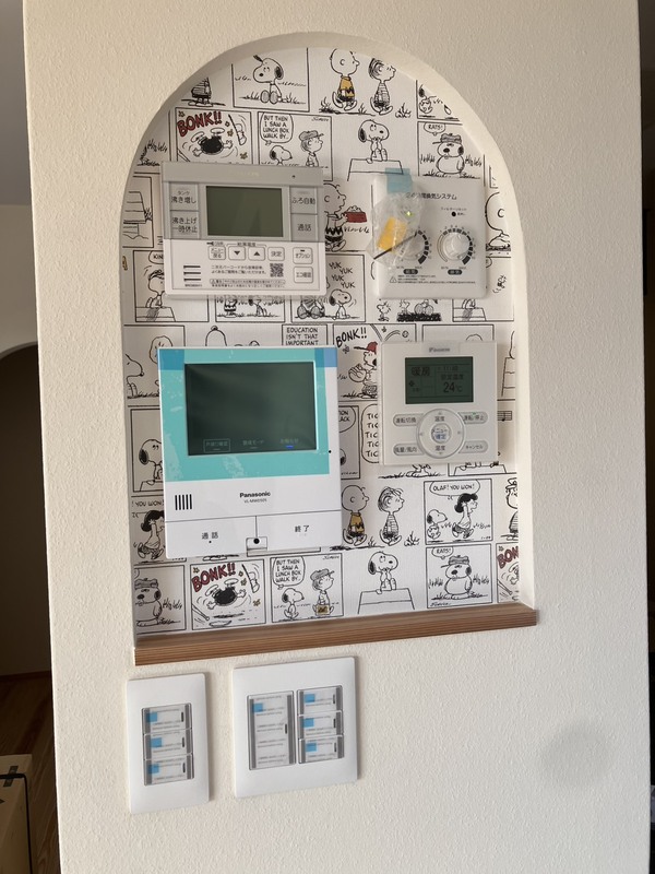 建築工房いろはが施工した注文住宅の一角に、給湯や浴室暖房、インターホンなど複数の住宅設備パネルをまとめて設置した様子を写した写真で、家づくりや工務店の設備計画を示す内容です。