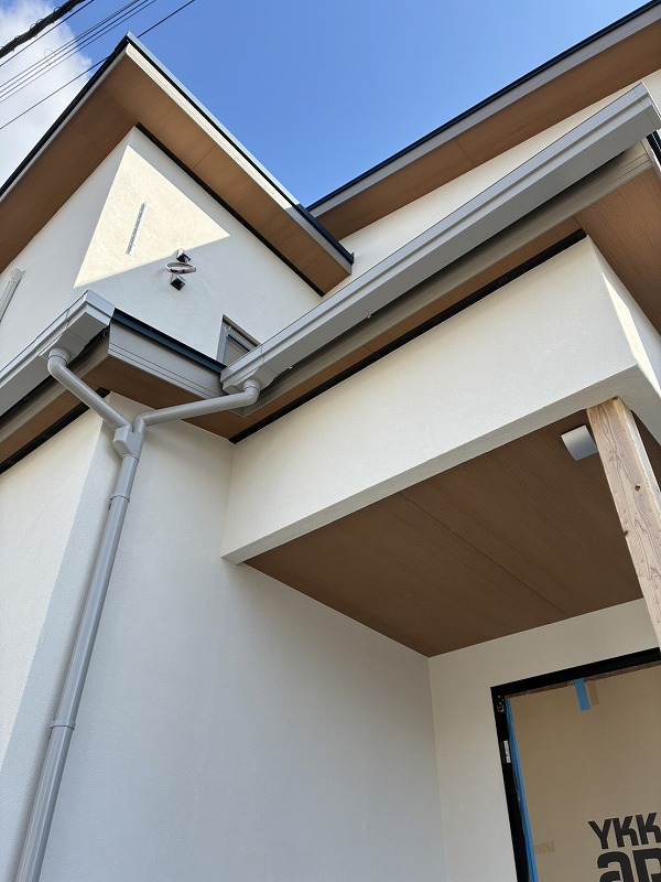 建築工房いろはが手掛ける注文住宅の外観を写した写真で、軒天の木目仕上げや雨樋、外壁の質感、玄関まわりの施工状況が確認できる様子を客観的に示し、家づくりや工務店の施工品質を伝える内容。