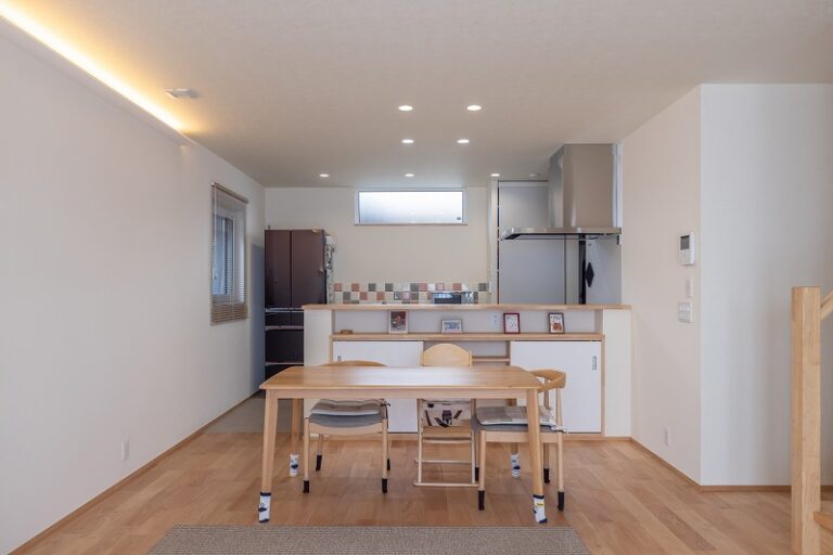 継ぎ目のない塗り壁と、シンプルなのに印象に残る温もりある住まい