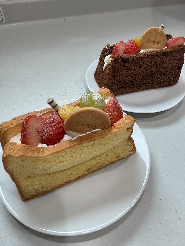 建築工房いろはの家づくり勉強会で提供された、フルーツと生クリームを添えたスポンジケーキが白い皿に並ぶ様子を写した写真で、注文住宅や家づくり相談の場の雰囲気を伝える内容です。