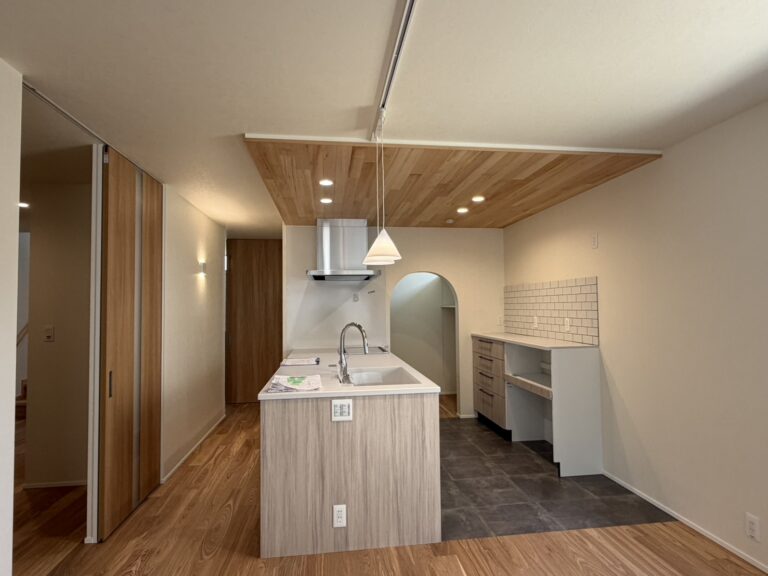 下がり天井が広さと高級感を生む秘密を紹介