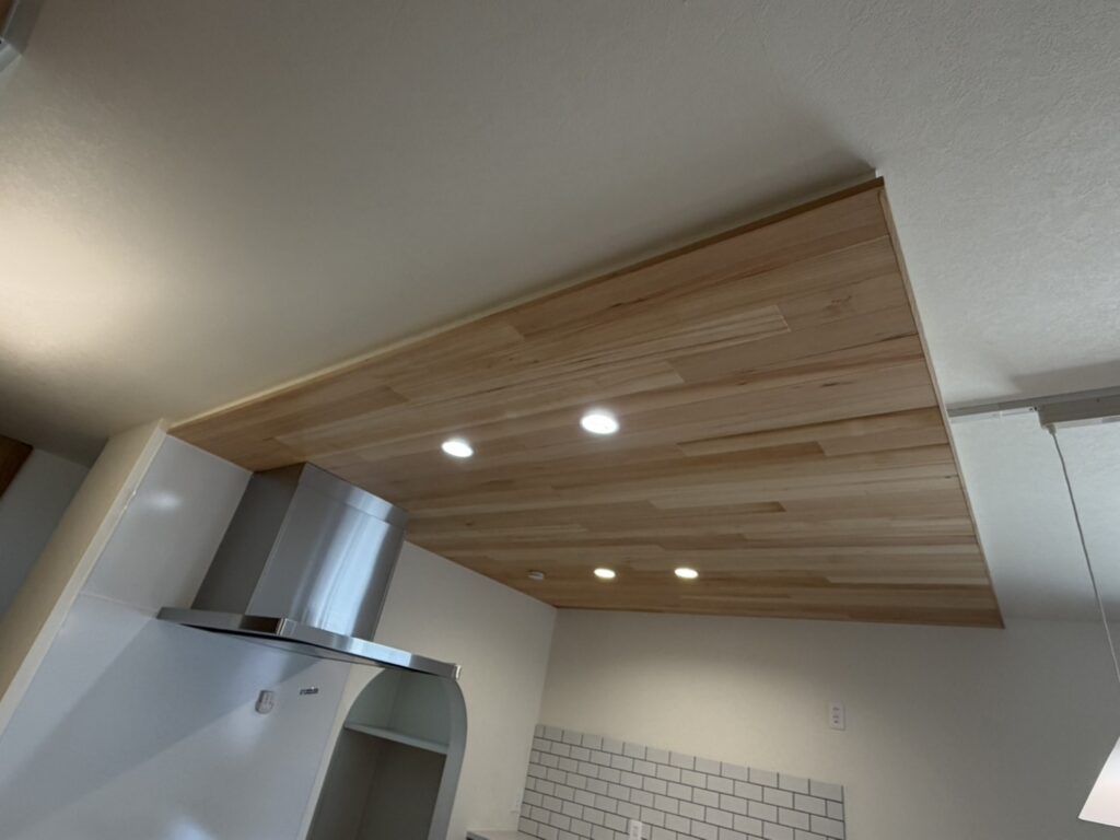 大きな窓から自然光が差し込む、無垢材のフローリングが心地よい2階の個室。勾配天井を活かした開放的な空間設計で、白を基調とした壁と木目のコントラストが、多目的に使える明るい住空間を演出しています。