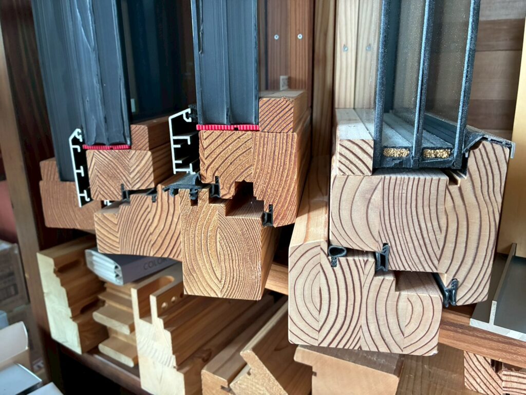 高い断熱性能を実現する、木製サッシとトリプルガラスの断面構造サンプル。(株)建築工房いろはの家づくりにおける、緻密な気密施工と建材の質感が確認できる。