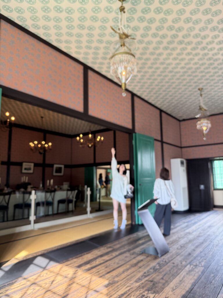 歴史的な和洋折衷の木造建築や土蔵がミニチュアで精密に再現された街並みの模型