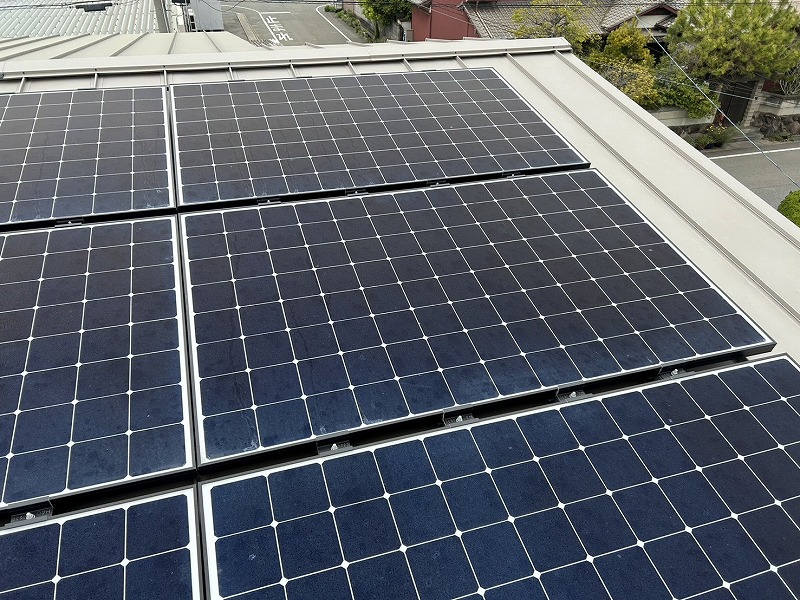 ガルバリウム鋼板と思われる金属屋根に設置された太陽光パネル。