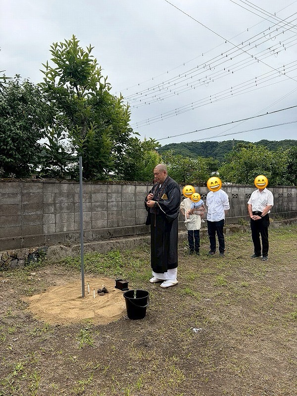 建築予定地にて、僧侶が読経を行い工事の安全を祈願する地鎮祭の様子。