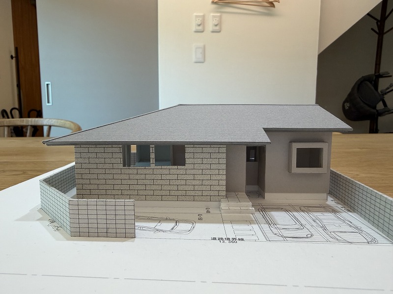 寄棟屋根を採用し、外壁の一部にタイル調をあしらった落ち着きのある平屋住宅の検討模型。
