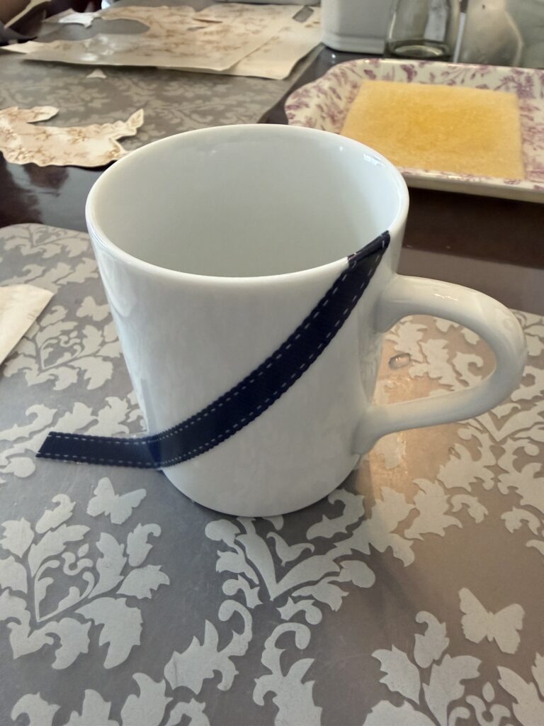 花柄模様のトレイの上に置かれた、ポーセラーツ制作で使用するスポンジと転写紙のストライプパーツ。