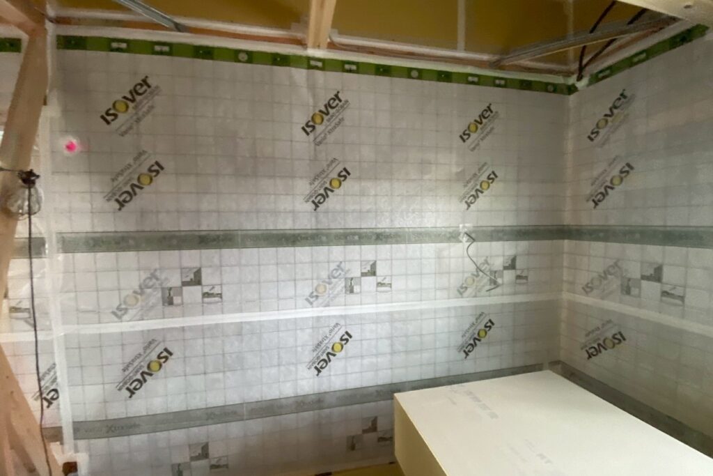 木造住宅の断熱・気密施工において、壁面に隙間なく張られたイゾベール(マグ・イゾベール)の防湿気密シート