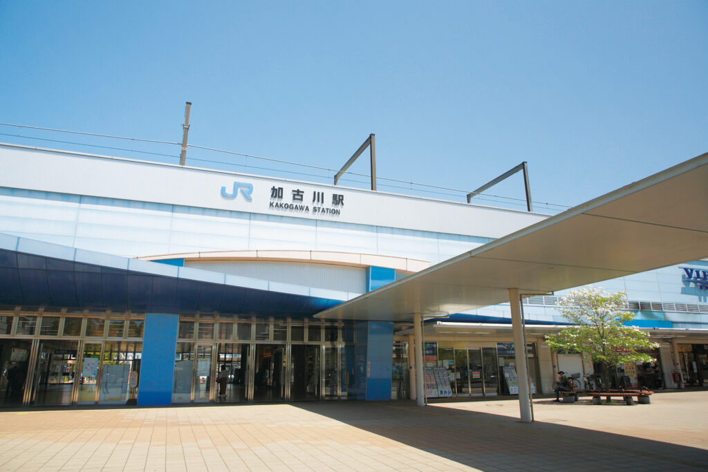 建築工房いろはが家づくり相談や土地探しの拠点として利用することもあるJR加古川駅の外観を写した写真で、駅前の街並みとアクセス環境を客観的に示している。
