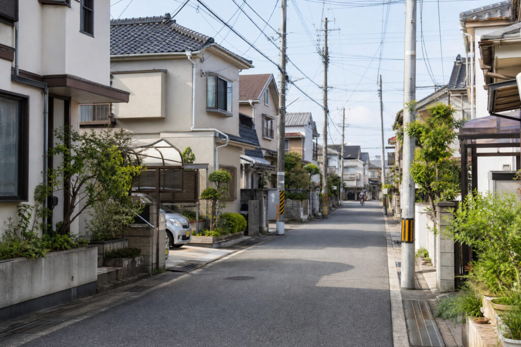 建築工房いろはが注文住宅を手掛ける地域の一般的な住宅街を写した写真で、戸建ての外観や静かな生活環境を客観的に示しており、家づくりや土地探しの参考となる景観。