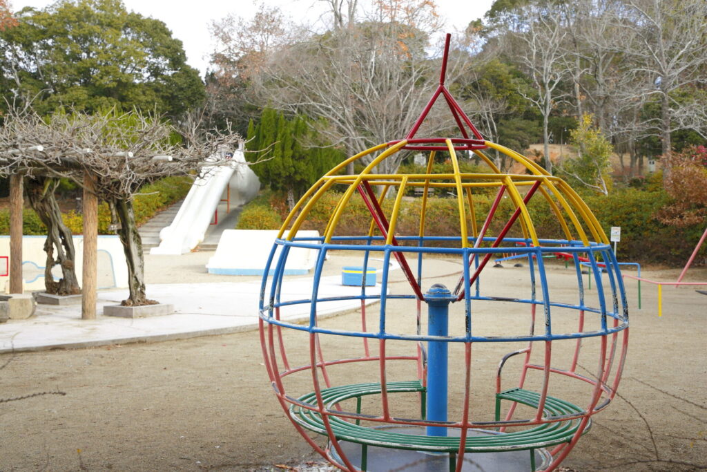 建築工房いろはが家づくりで重視する子育て環境の一例として、公園に設置されたカラフルな遊具と周辺の住宅街の雰囲気を客観的に示した写真。